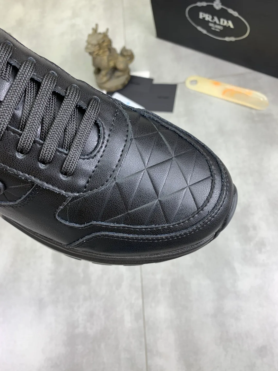 Men's men's shoes 💰P540💰 [New model] popular models are on the official website, 🆘 Trendy brand (Prada) mainly promotes popular models, avant-garde and versatile fashion men's shoes private version mold opening, cowhide surface splicing 1:1 replica... fashionable and simple, original imported cowhide lining cowhide feet; the atmosphere and personality are more fashionable, eye-catching and pursuing class. It will subvert the old idea and be a must-have for fashion trendsetters with you! Must keep it for yourself! Tall and comfortable, large and low, high-end quality workmanship. Code number: 38-44; 2 colors available.